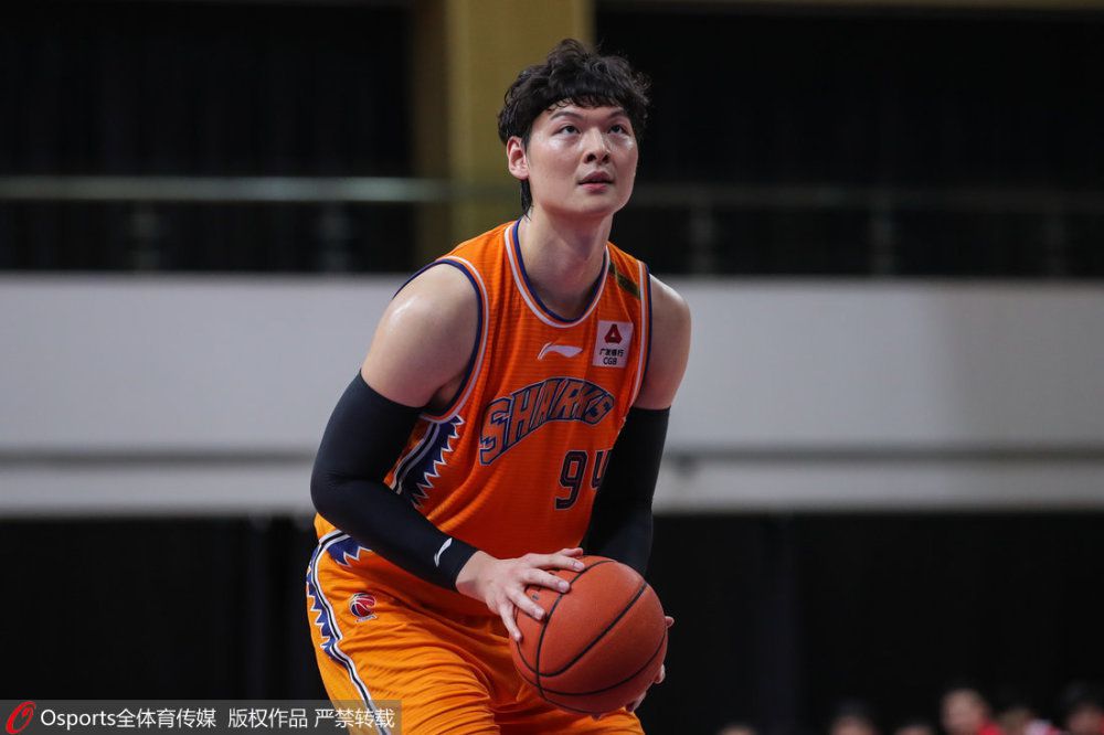 在此前曝光的定妆照上，我们也能看出新版的男爵与老版的诸多不同，首先是新版本的男爵，头发更长、身上的疤痕更多，而且面部的线条更加夸张，两个被锯掉的角的疤痕更加巨大